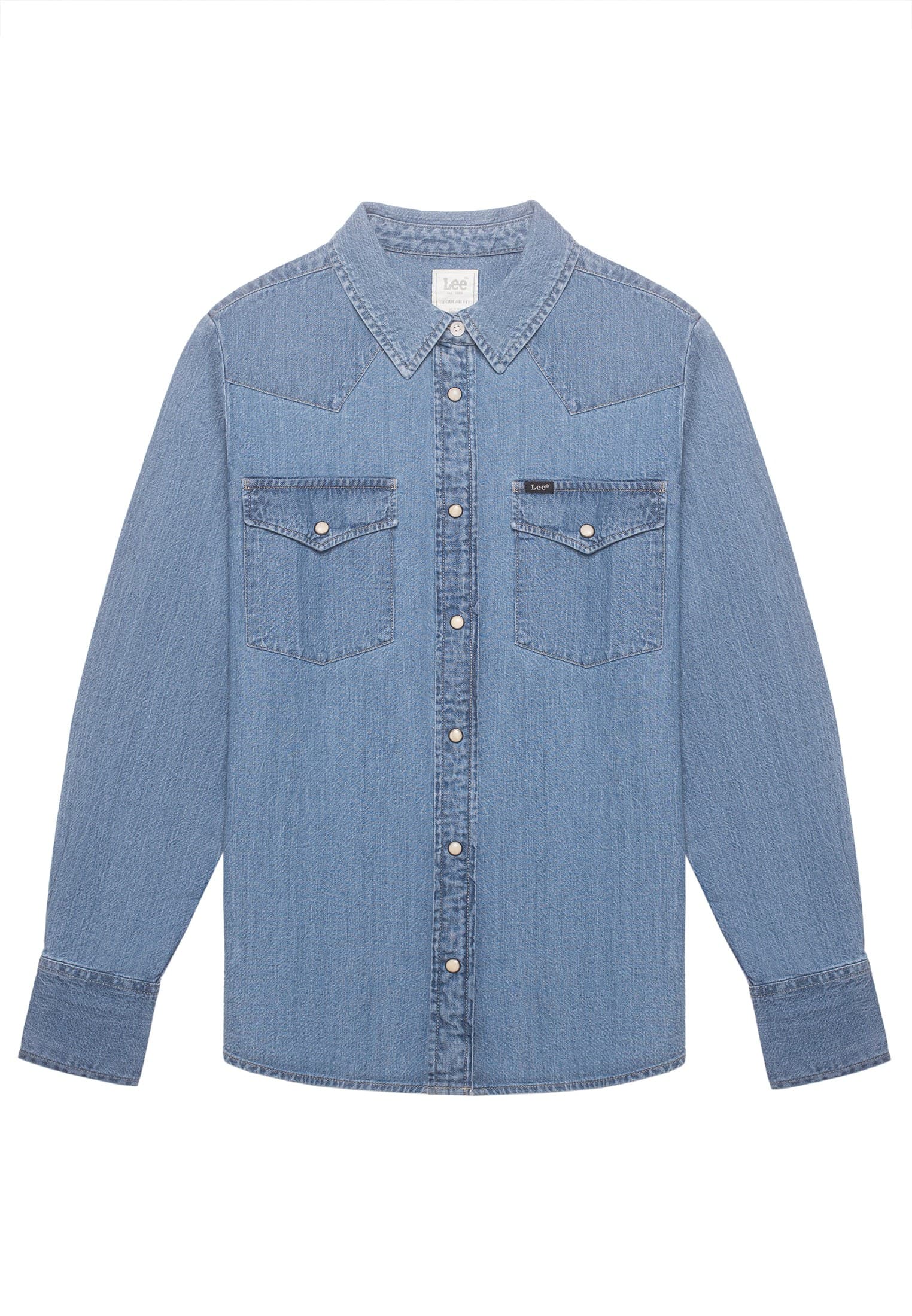 Chemise en jean Lee photographiée sur fond blanc