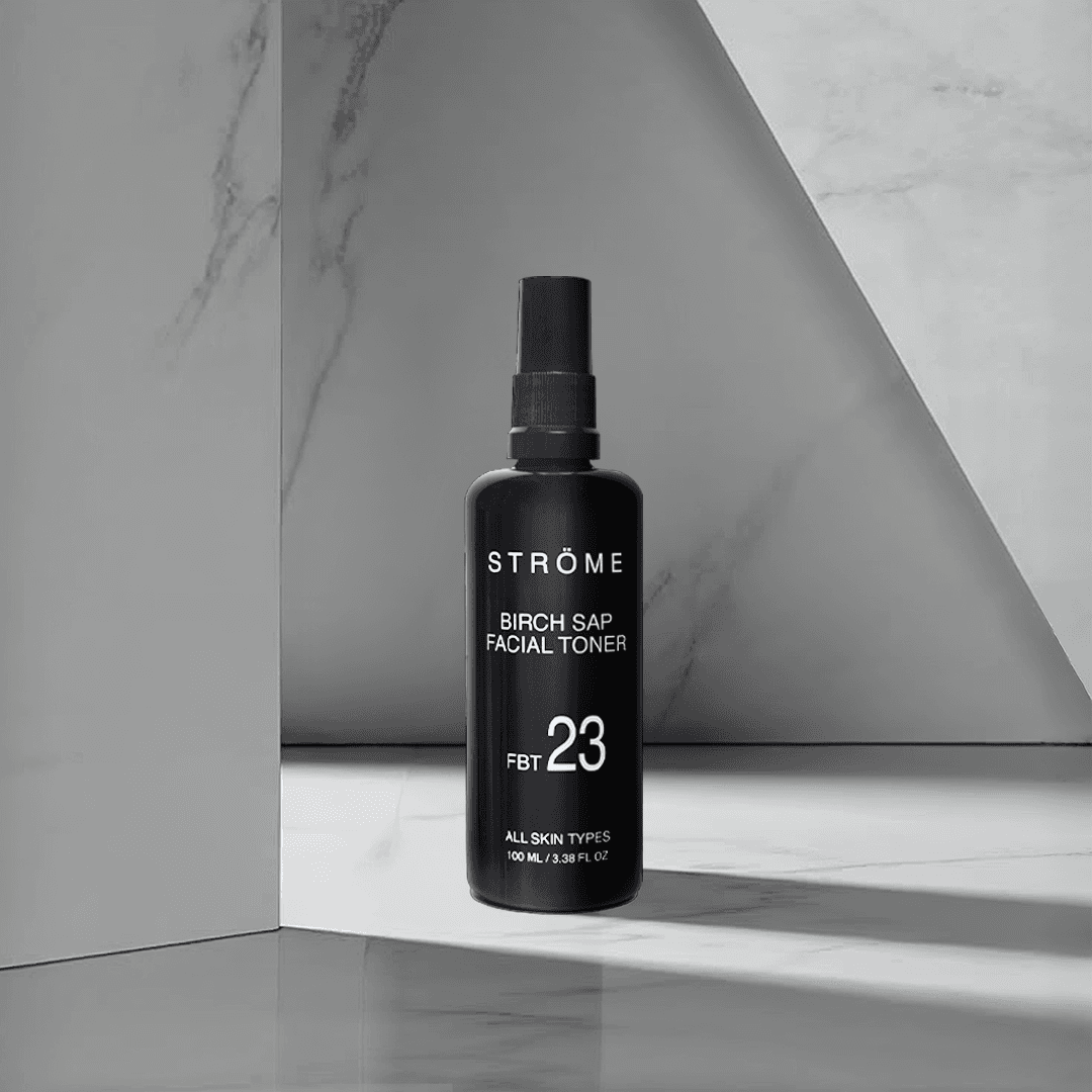 Flacon de lotion tonique Ströme posé sur un décor de marbre gris