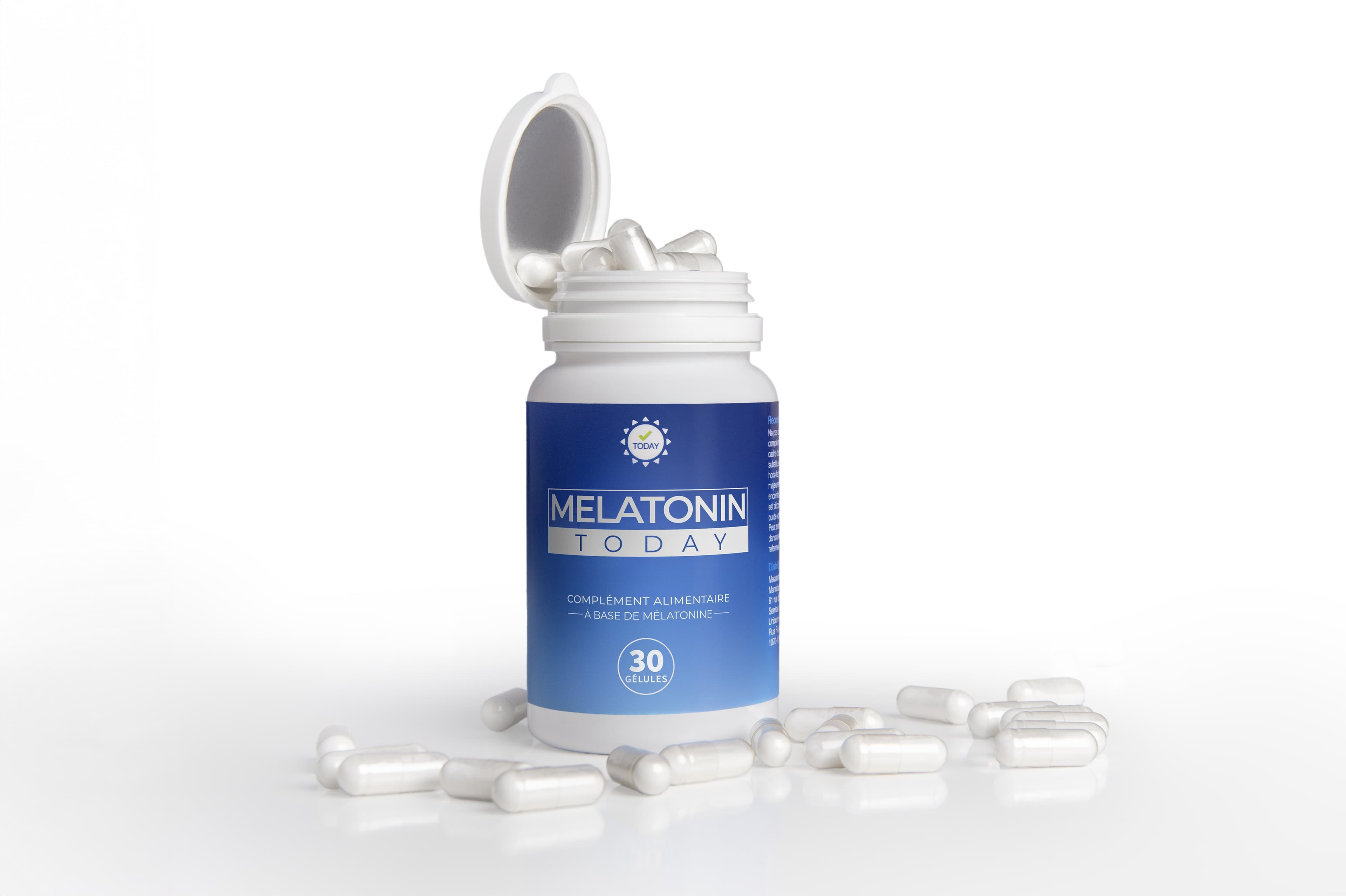 Pilulier bleu ouvert et gélules sur fond blanc