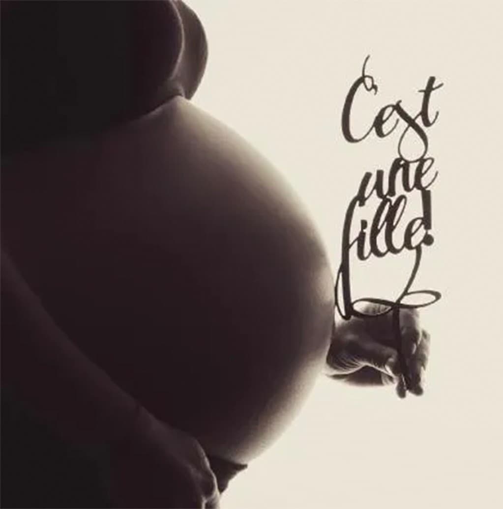 Un ventre rond en silhouette et l’inscription « C’est une fille »