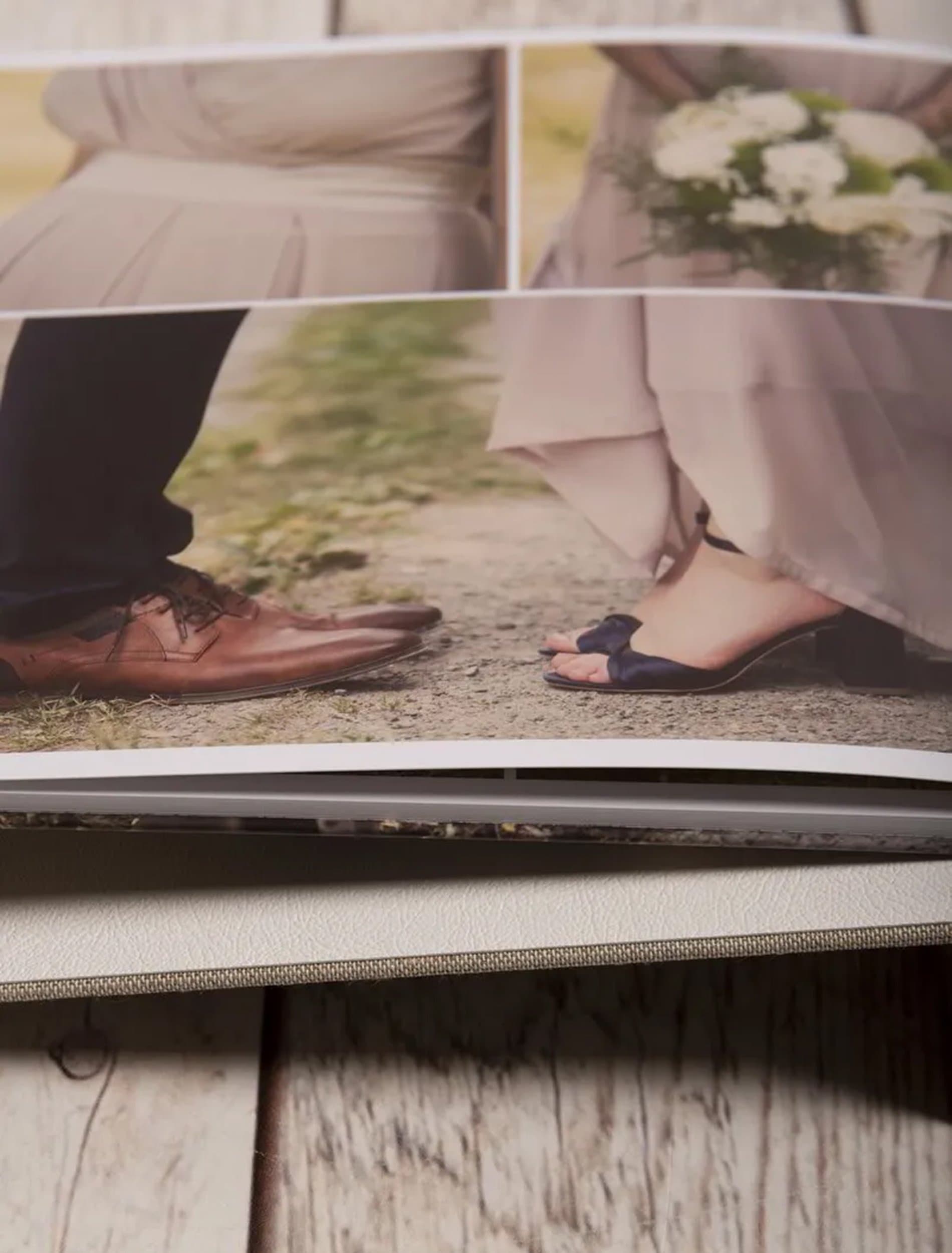 Les pages d’un album de mariage ouvert : les chaussures des mariés face à face et le bouquet