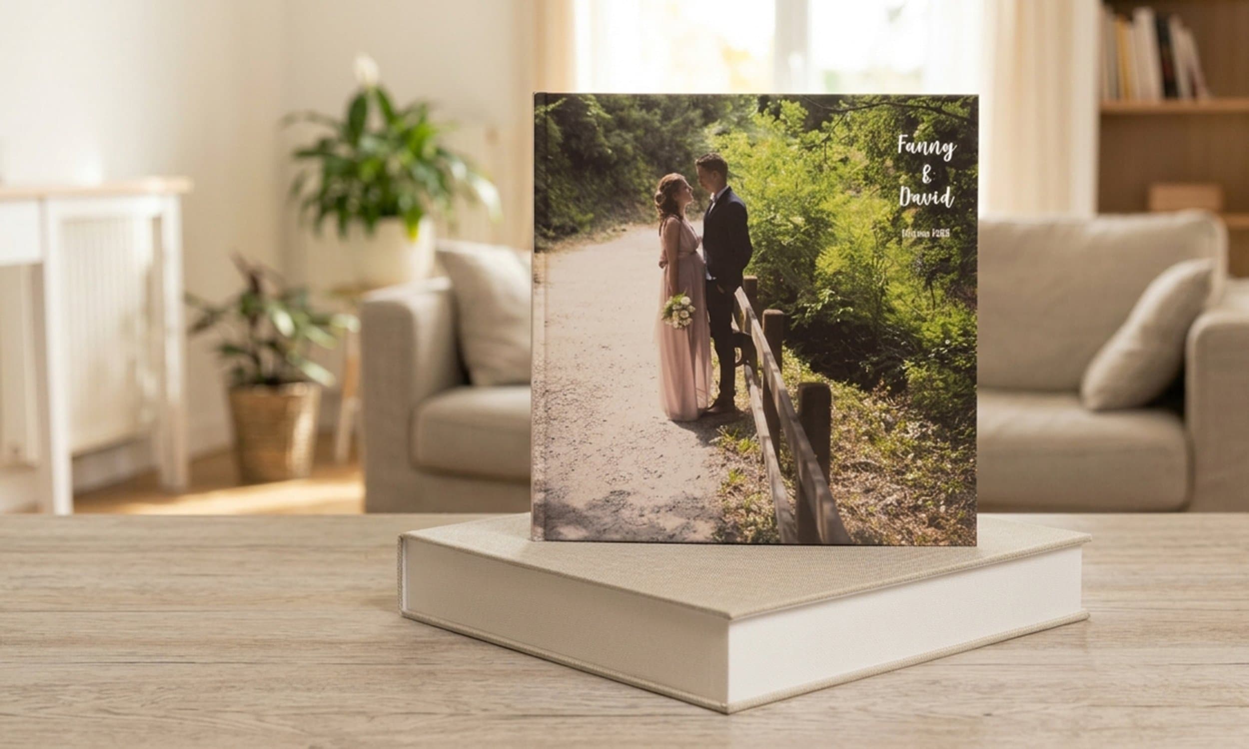 Un album de mariage debout sur son coffret, posé sur une table de salon
