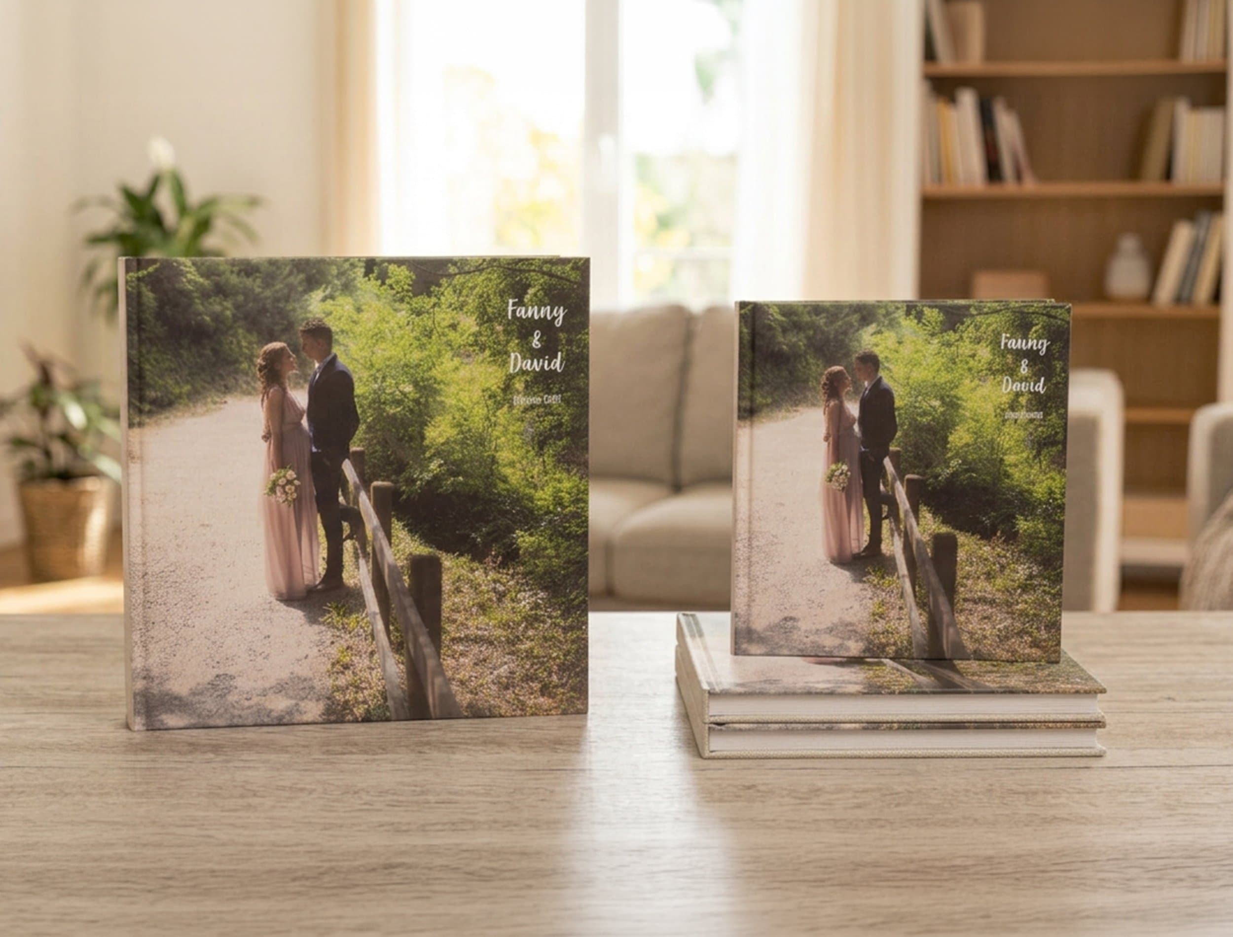 Deux albums de mariage côte à côte sur une table, un grand de 30 cm et un plus petit de 20 cm