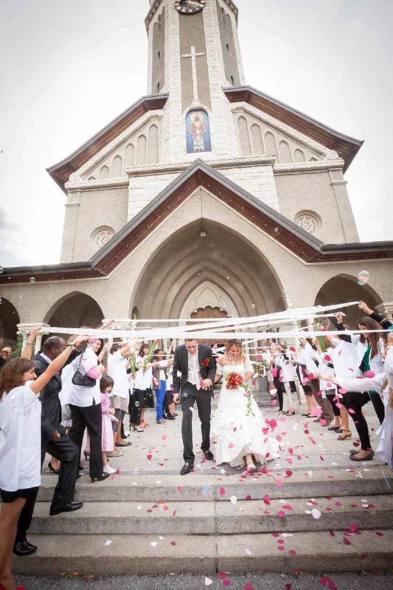 Sortie d’église : les mariés passent sous une haie d’honneur de rubans blancs