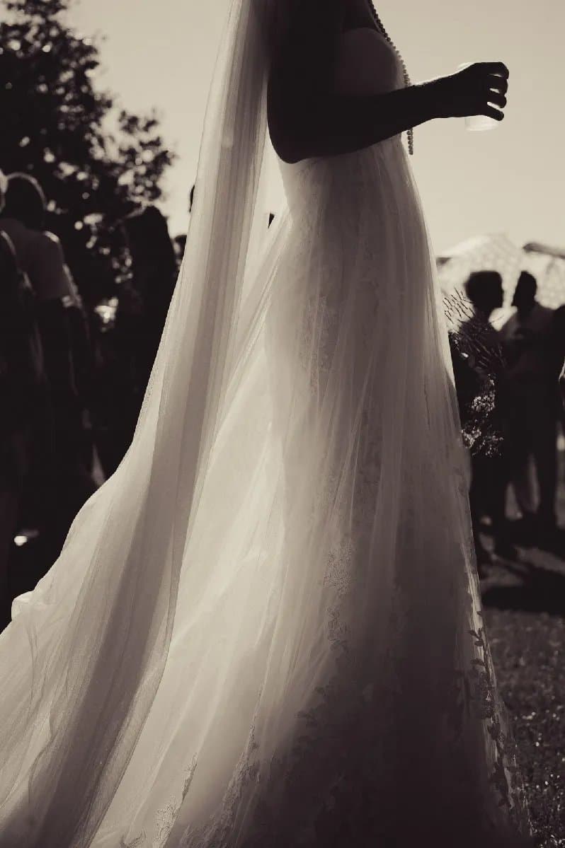 La robe et le voile de la mariée en contre-jour, en tons sépia