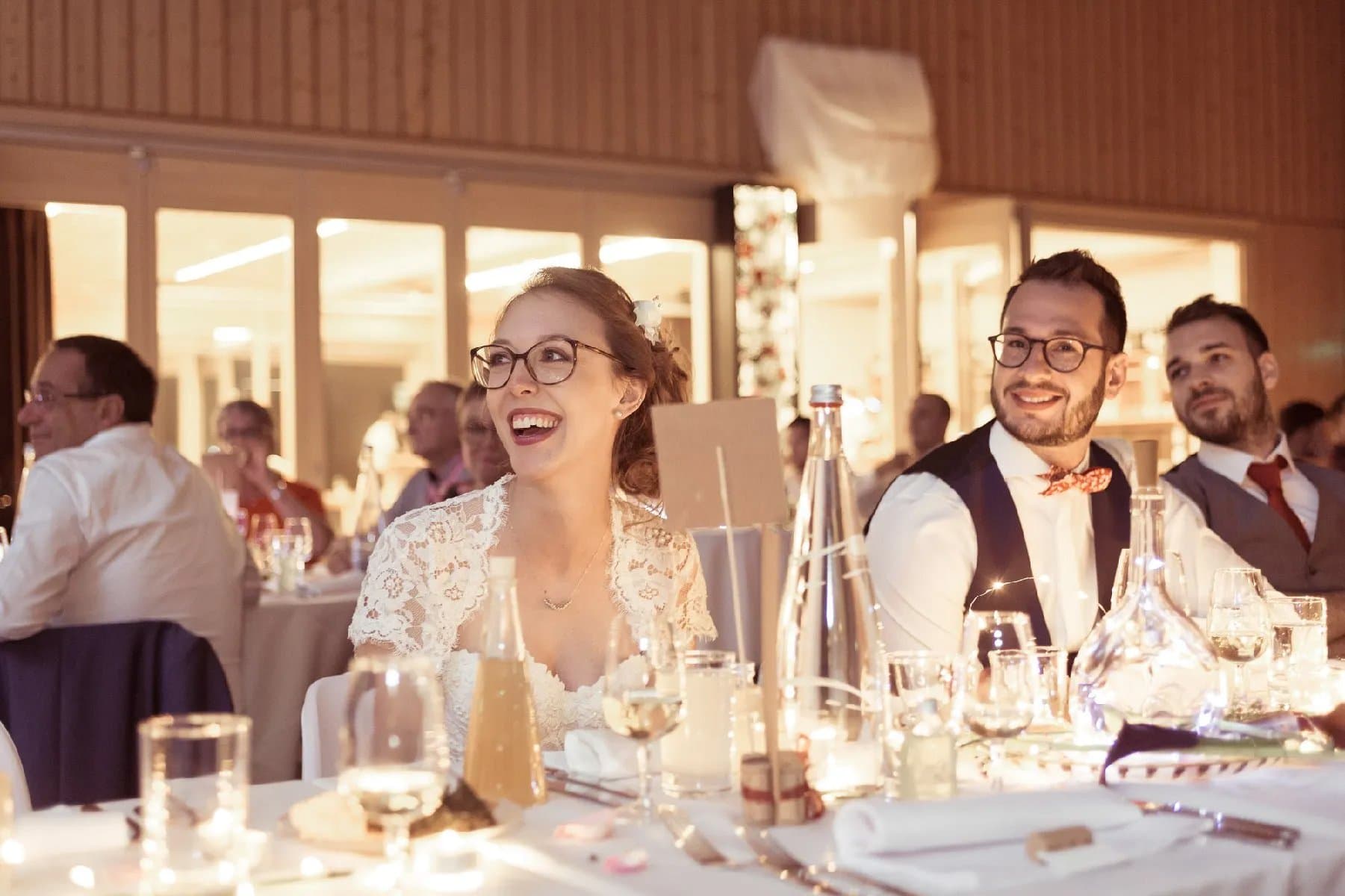 Les mariés rient à table pendant le souper