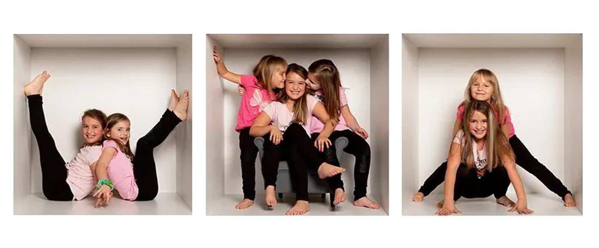 Trois cases du cube géant : des fillettes en t-shirts roses font le grand écart et posent ensemble