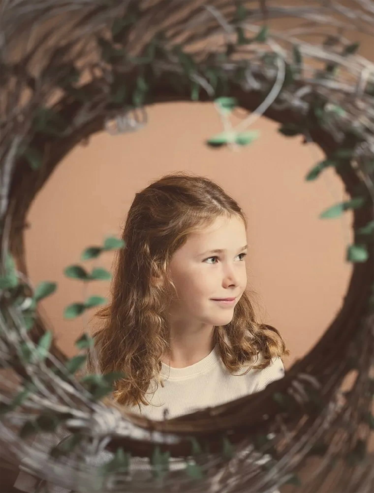 Décor Bois Clair et Vert Olive : le portrait d’une fillette aux cheveux bouclés, encadré d’une couronne de branchages