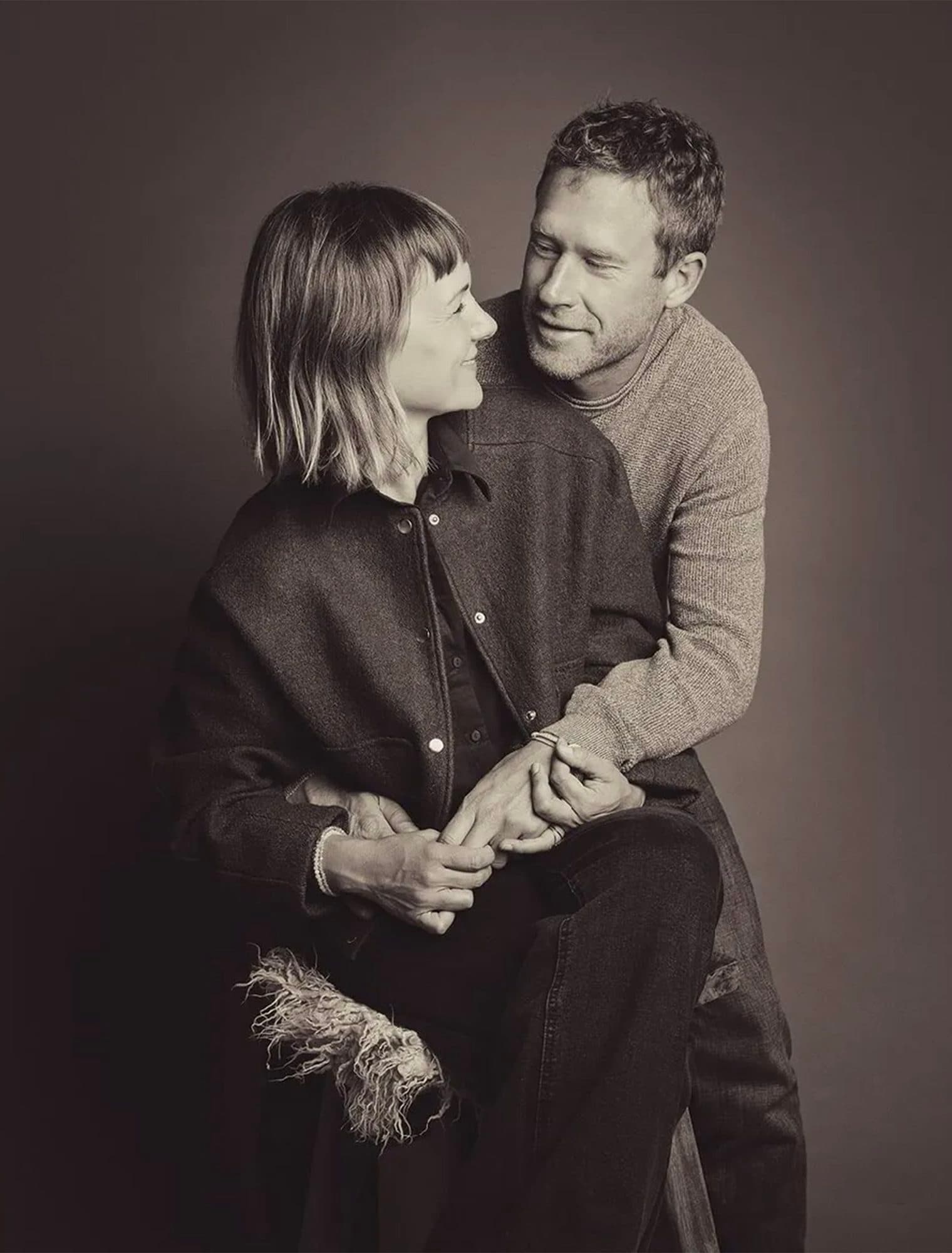 Décor Brun Cacao : un couple enlacé, en tons sépia