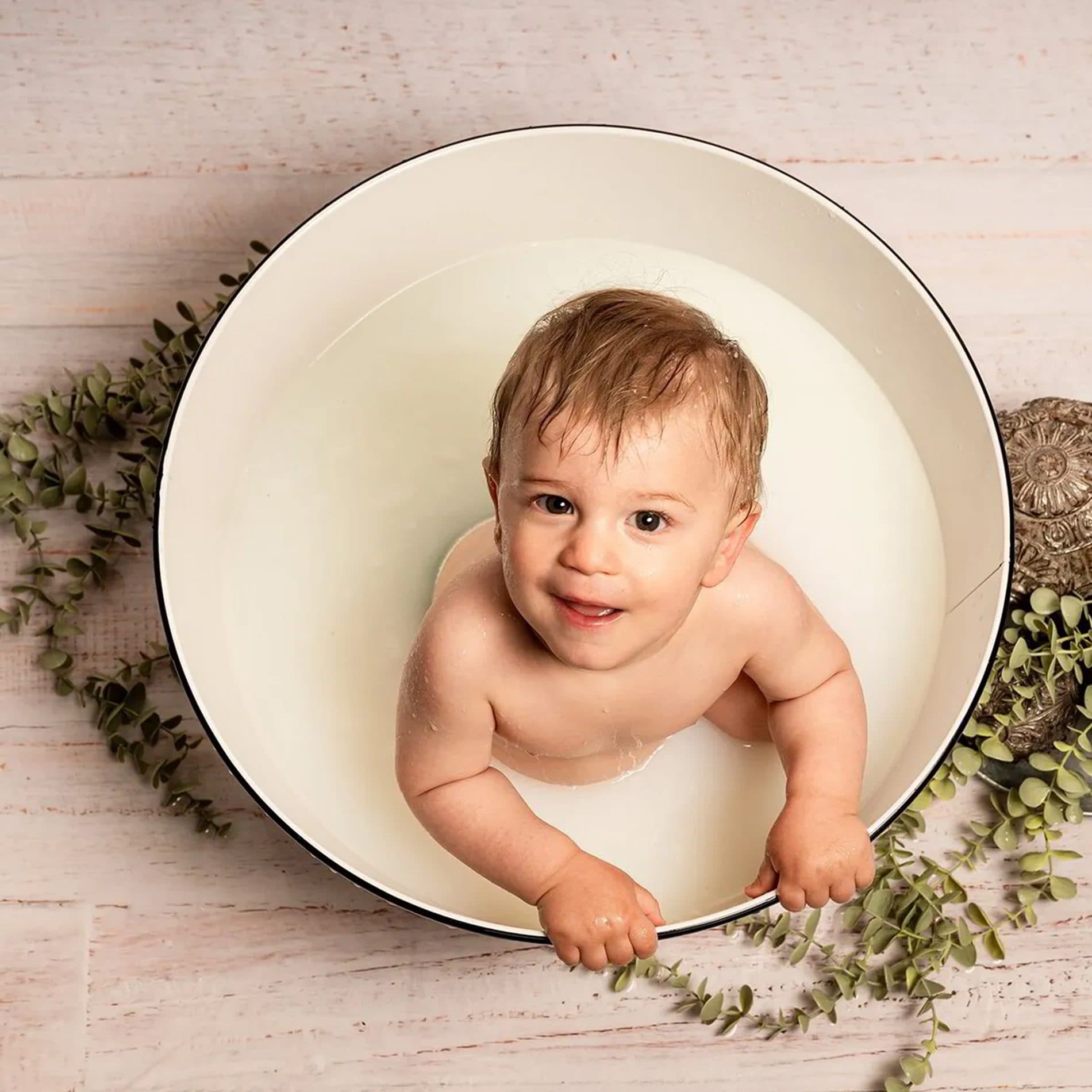 Un bébé dans une bassine, vu de dessus