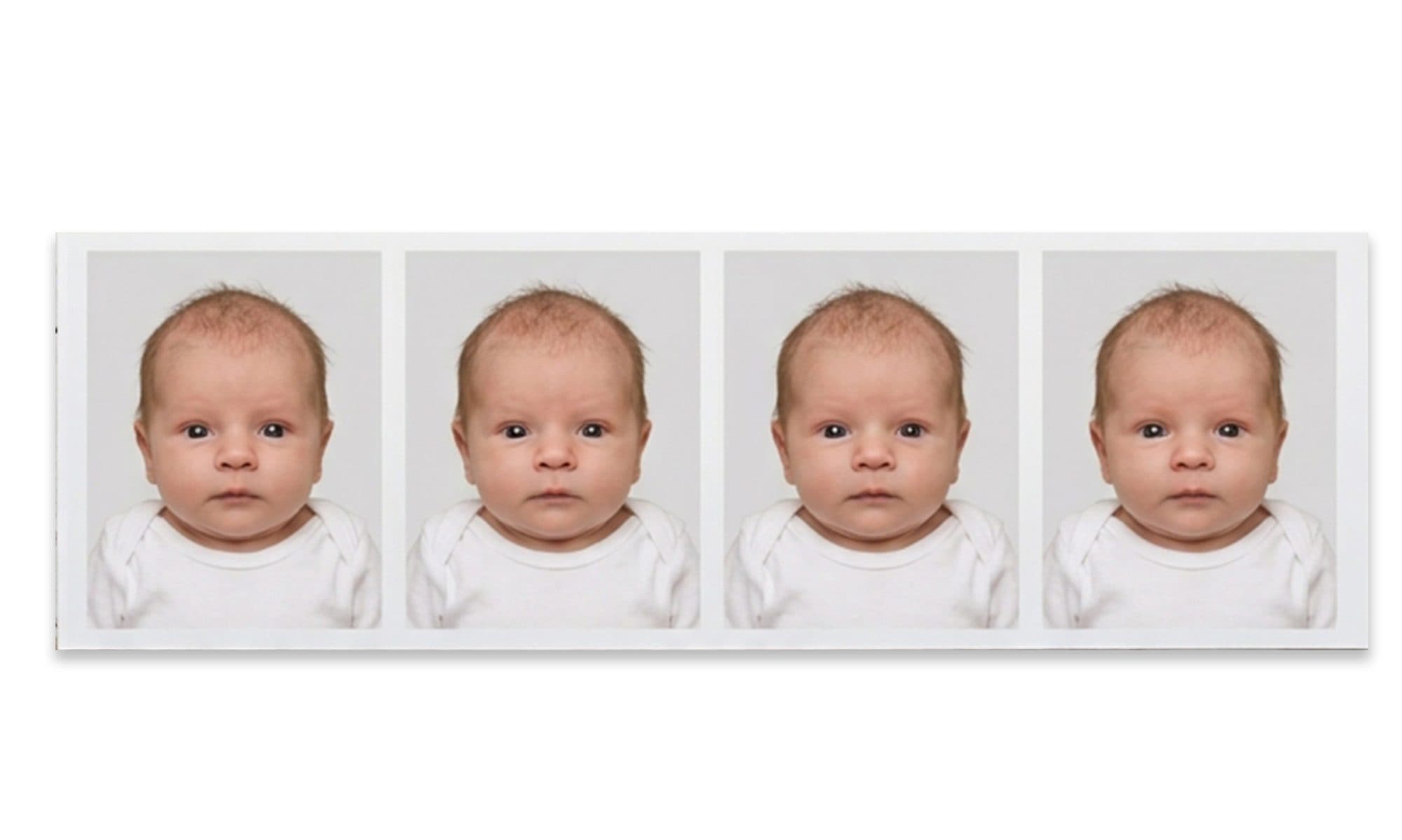 Une planche de quatre photos d’identité d’un nouveau-né en body blanc