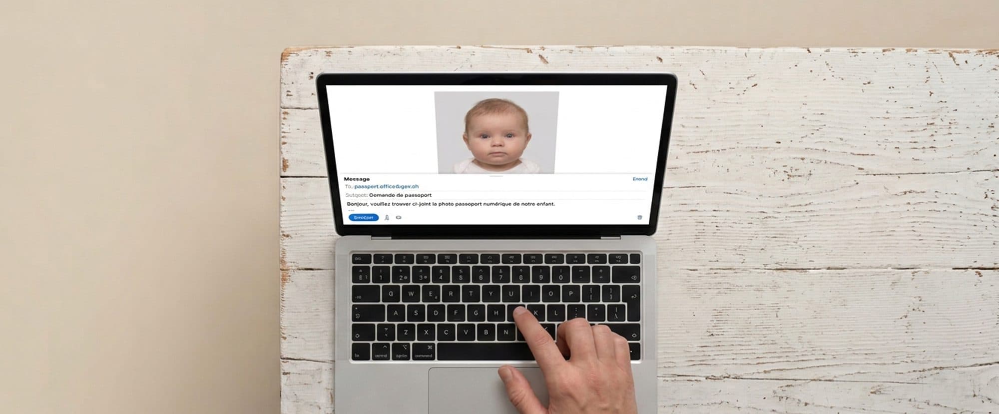 Une photo d’identité de bébé affichée sur un ordinateur portable, dans un courriel prêt à partir