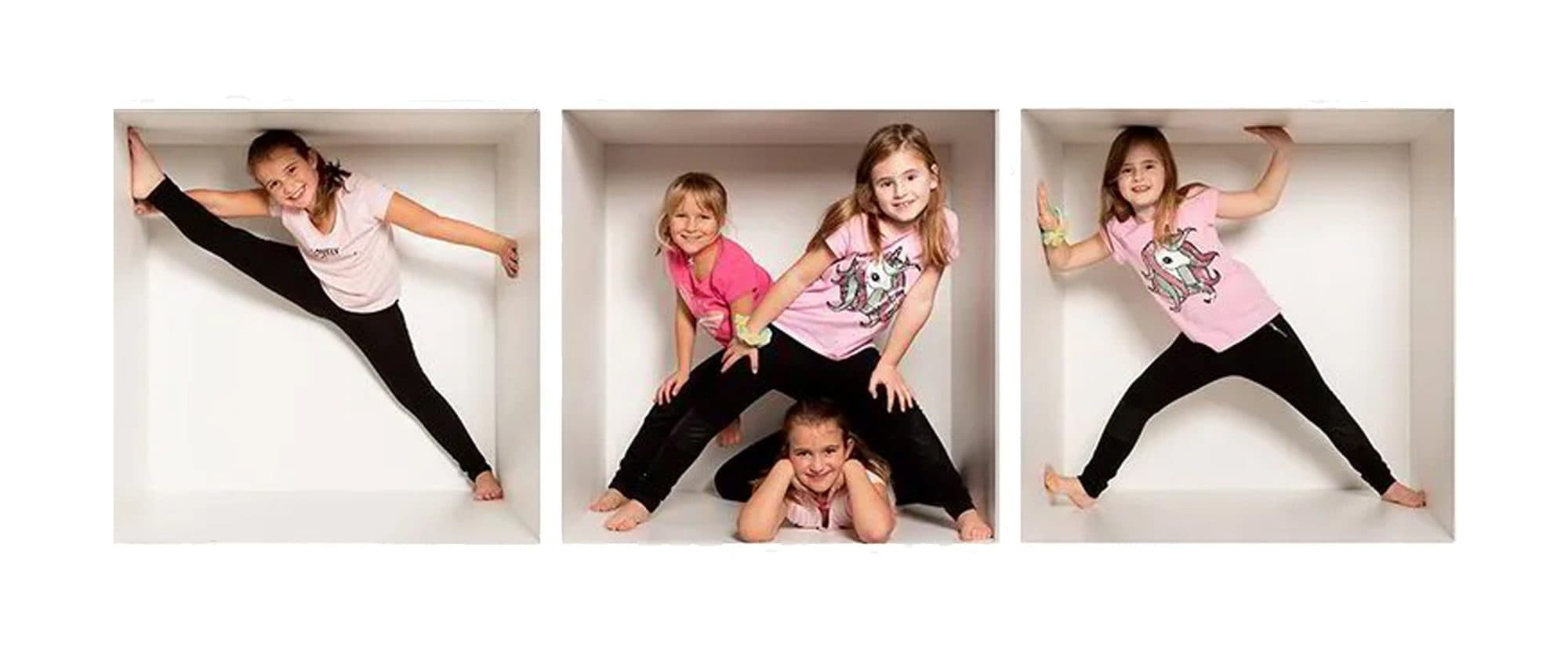 Trois cases du cube géant : des fillettes en t-shirts roses font le grand écart et posent en groupe
