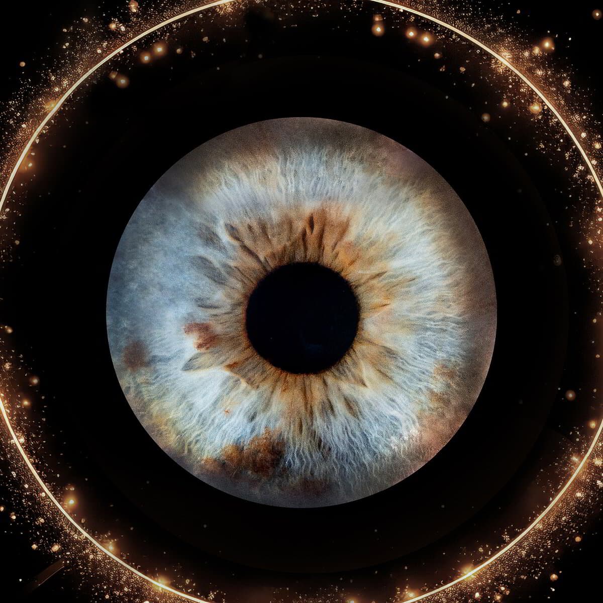 Un iris bleu et brun entouré d’un cercle de lumière dorée
