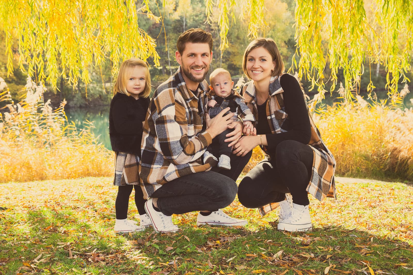 Une famille sous un saule doré, en automne