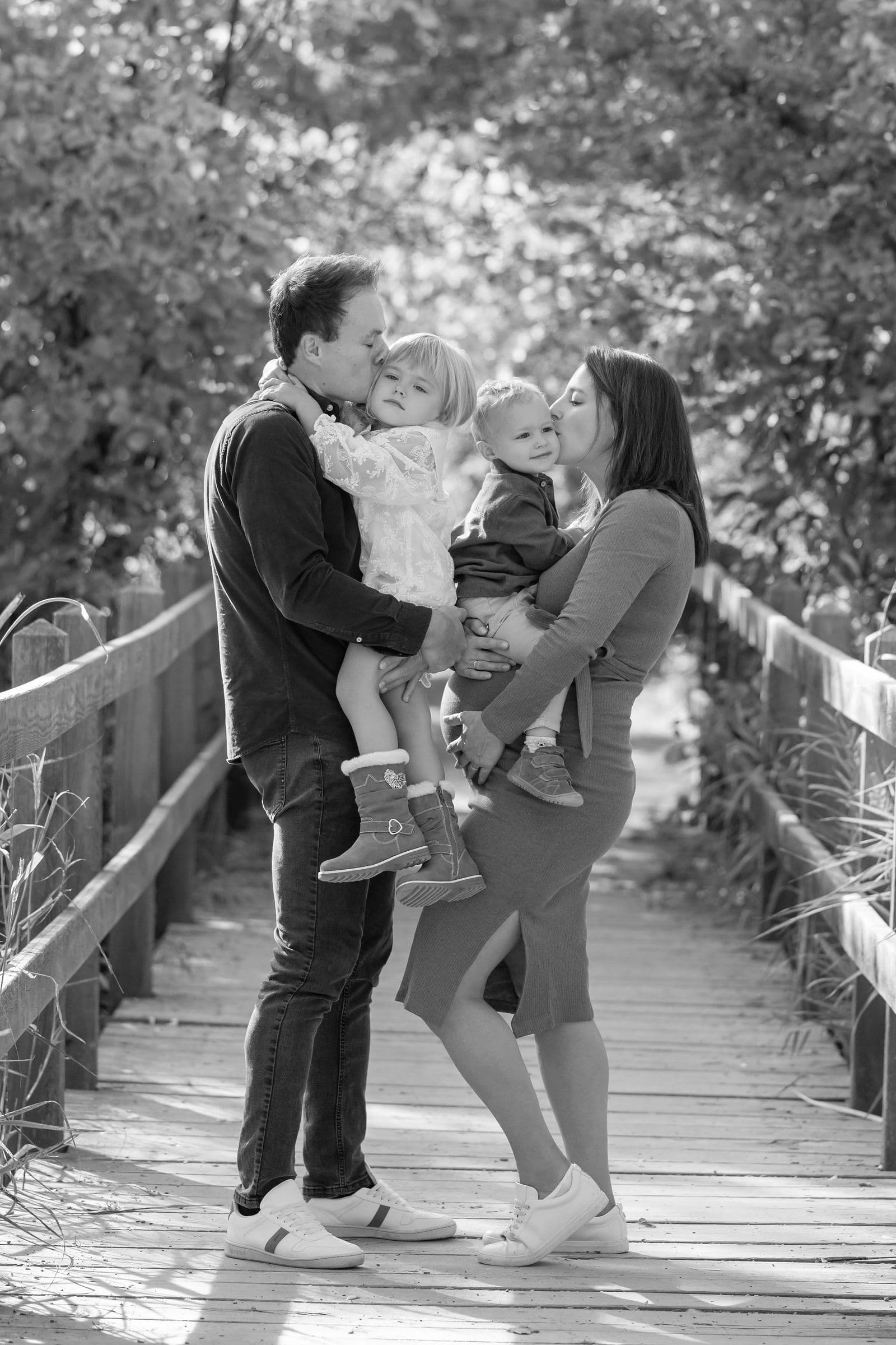 Un couple et leur enfant sur la passerelle, en noir et blanc