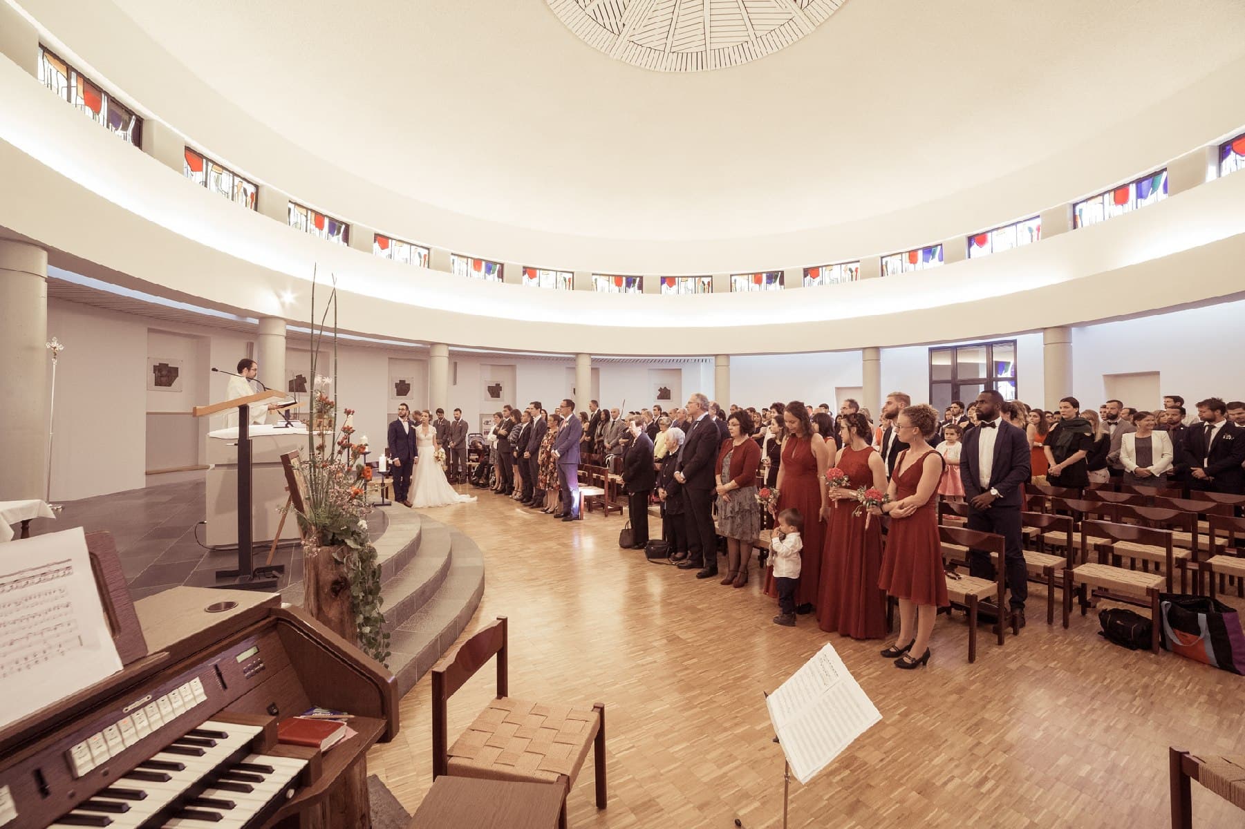 Cérémonie religieuse dans une église moderne, vue depuis l’orgue