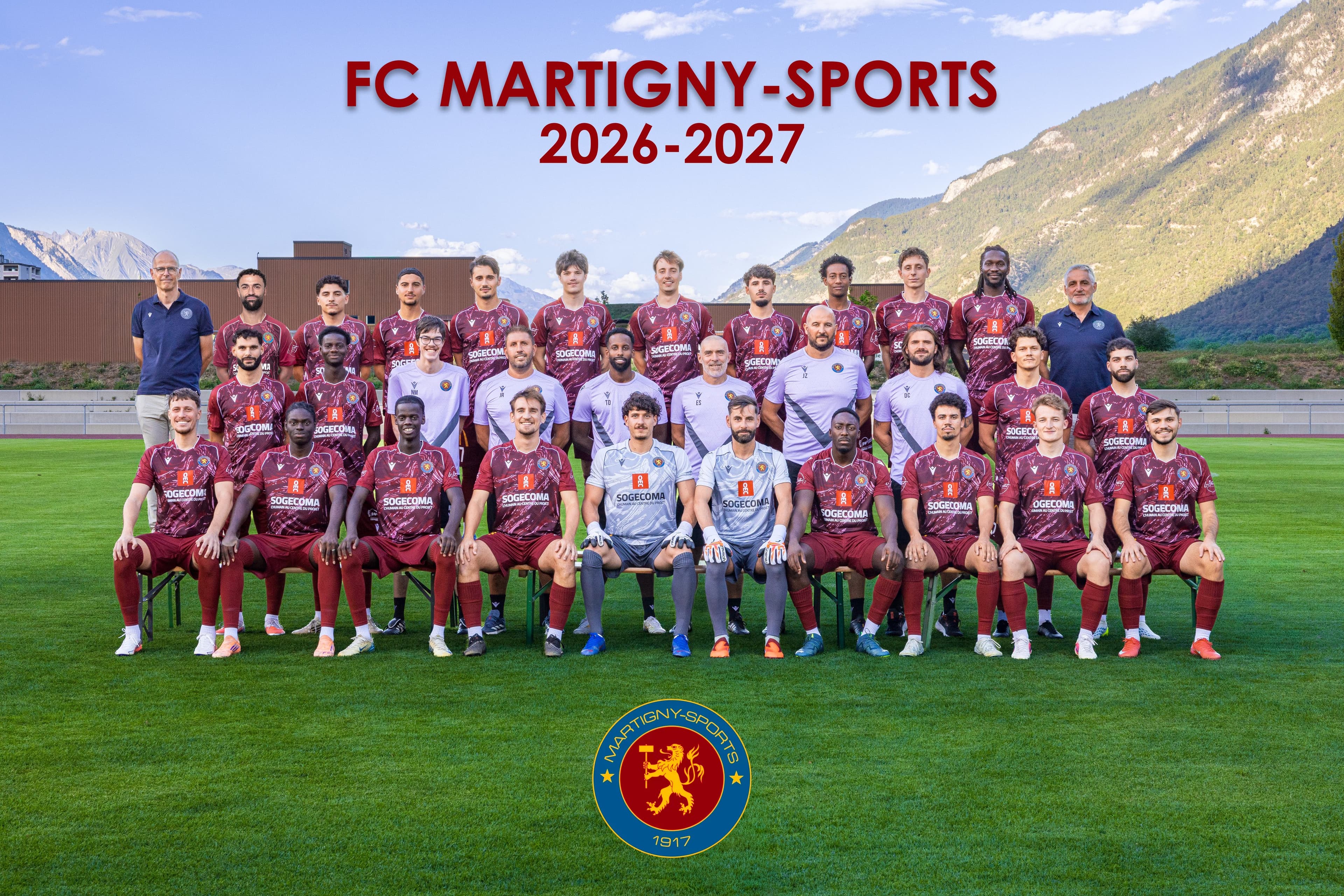 Photo officielle de la première équipe du FC Martigny-Sports, saison 2026-2027 : joueurs et staff alignés sur la pelouse, montagnes derrière