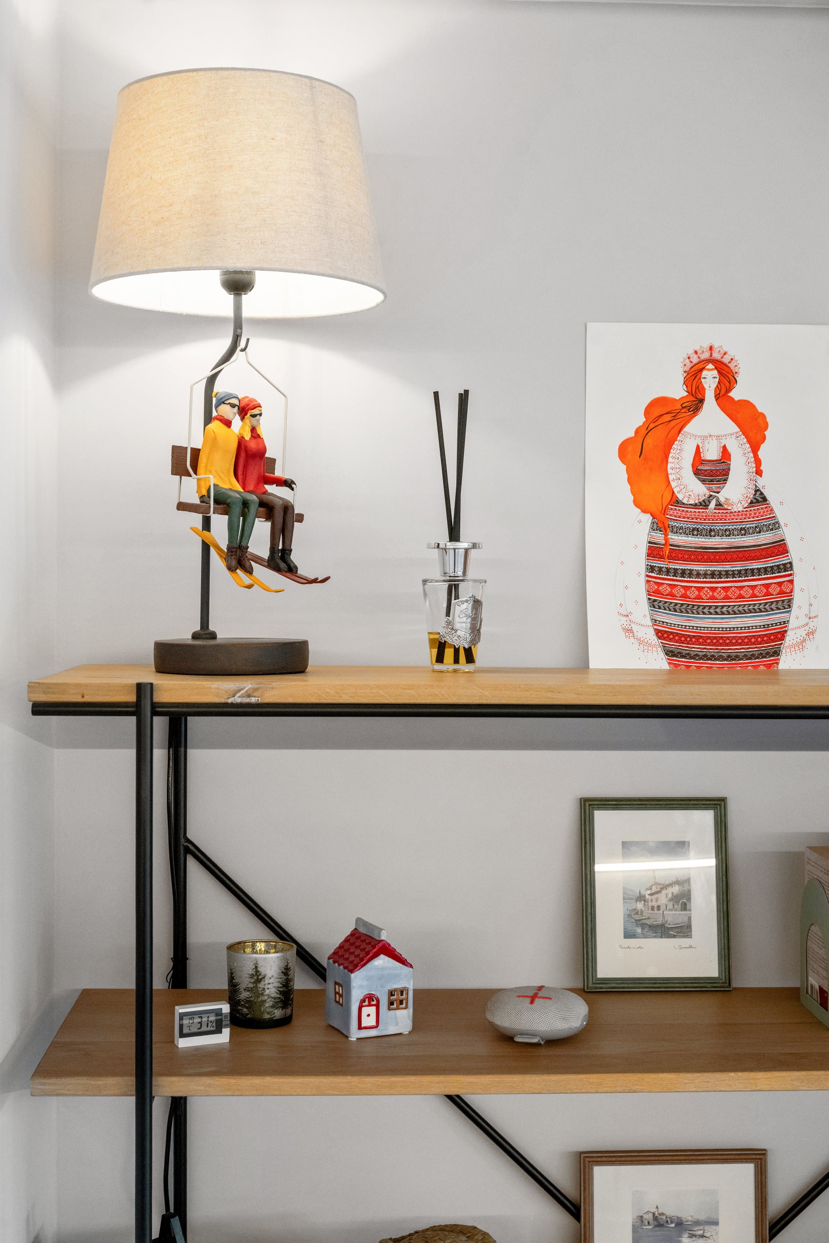 Console en bois et métal, lampe à télésiège miniature et affiche colorée au mur