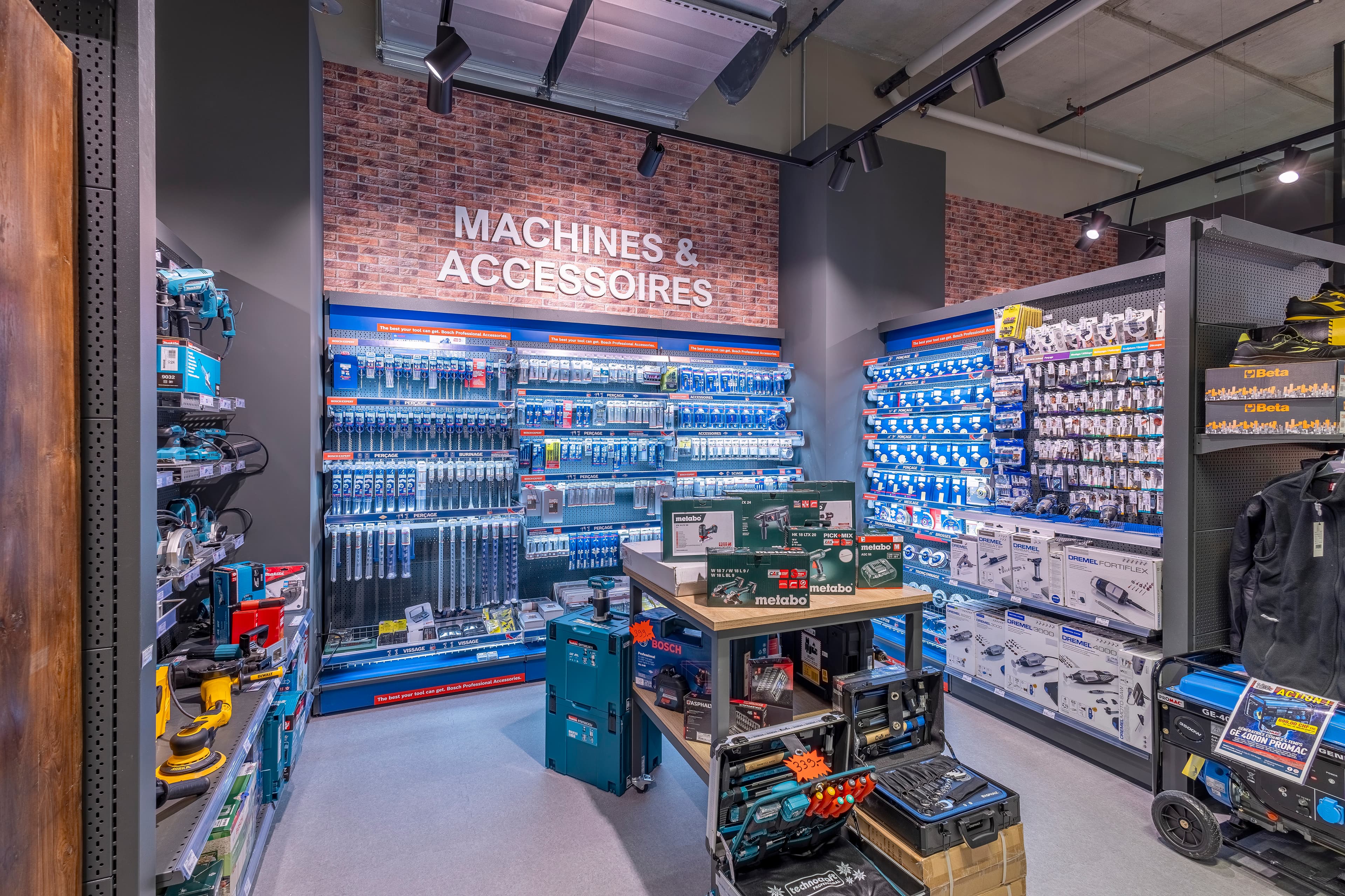 Rayon « Machines et accessoires » d’un magasin d’outillage