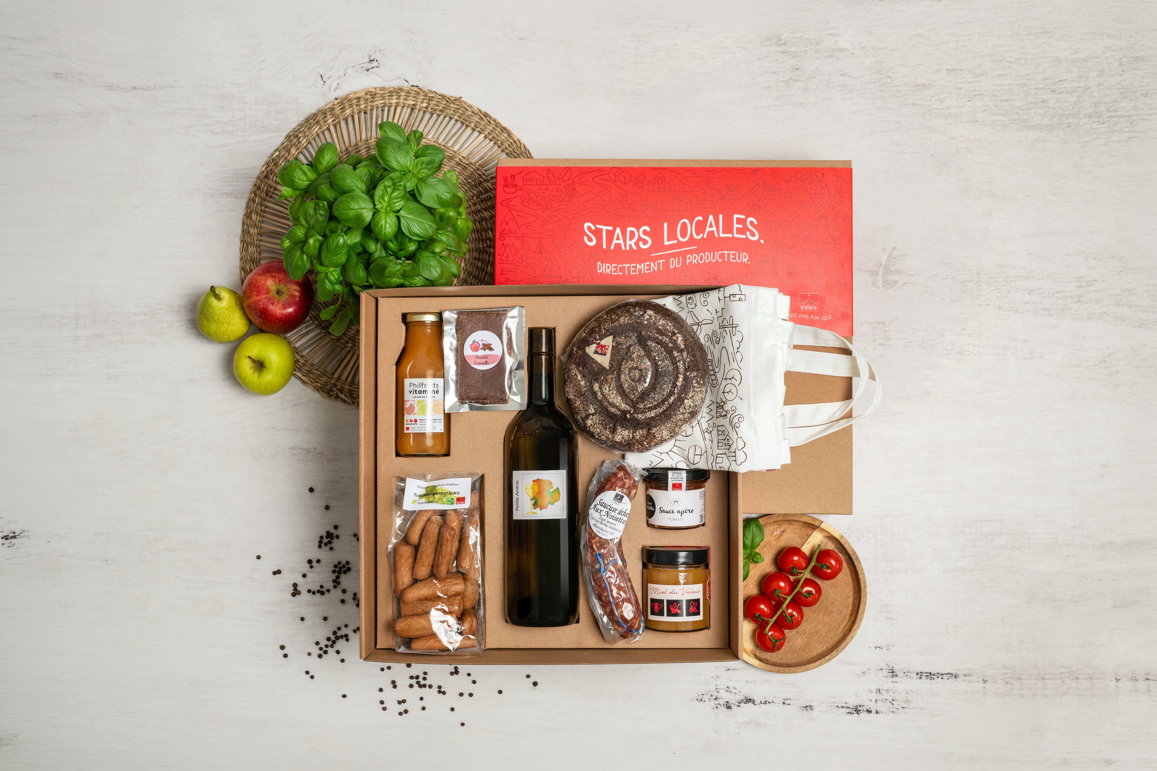 Coffret « Stars locales » garni de produits du terroir, vu de dessus